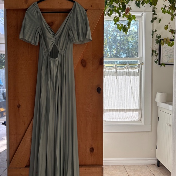 Twist back pleated maxi dress - Picture 2 of 4